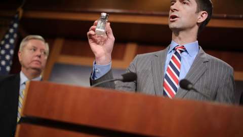 El senador de EEUU Tom Cotton (R-AR)  sostiene un salero con una cantidad de polvo que, según él, se aproxima a un volumen de fentanilo que podría matar a miles de personas.