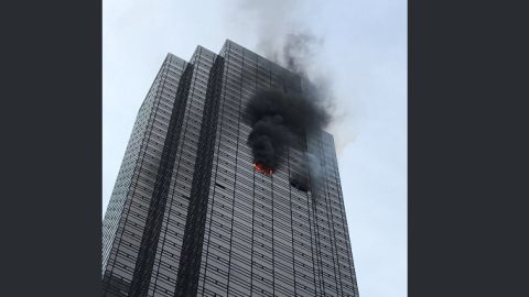 FDNY dijo que el fuego se registró en la planta 50 del edificio.