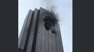 FDNY dijo que el fuego se registró en la planta 50 del edificio.