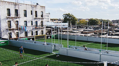 Los dos campos son pequeños, con espacio para cinco jugadores y un portero por equipo