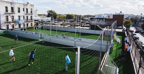 Los dos campos son pequeños, con espacio para cinco jugadores y un portero por equipo