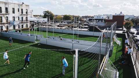 Los dos campos son pequeños, con espacio para cinco jugadores y un portero por equipo