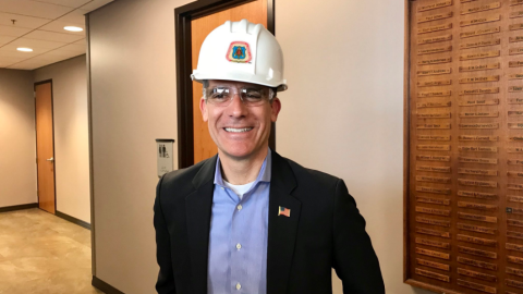 En el Carpenters Union Training Center, Garcetti se jactó de la regla de "jamás ser fotografiado con gafas y casco de seguridad".