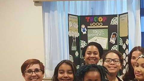 Una tropa de Girl Scouts sin hogar vende galletas en Union Square.