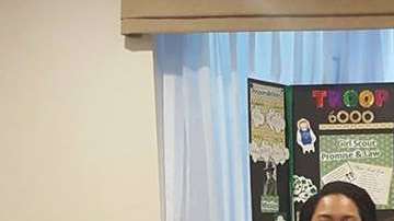 Una tropa de Girl Scouts sin hogar vende galletas en Union Square.