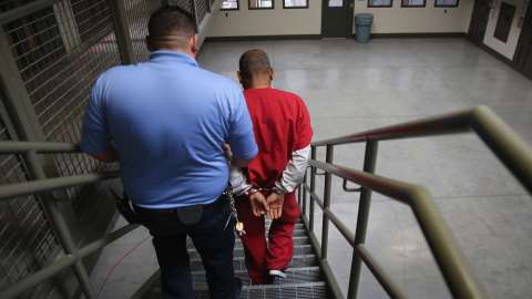 Un migrante detenido es trasladado al tribunal para una audiencia con el juez de inmigración (Foto: archivo)