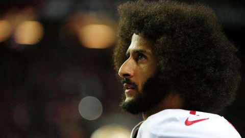 Colin Kaepernick con el uniforme de los San Francisco 49ers.