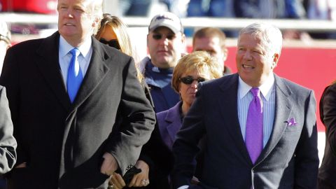 Donald Trump junto a su amigo Robert Kraft, dueño de Patriots. Getty Images