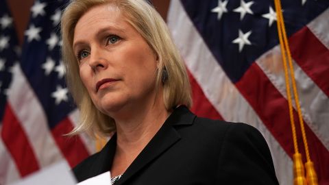 La senadora Kirsten Gillibrand anunció el avance de su idea legislativa este lunes desde NYC.