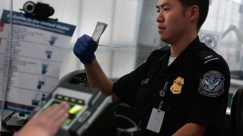 Inmigración en Newark International Airport (NJ).