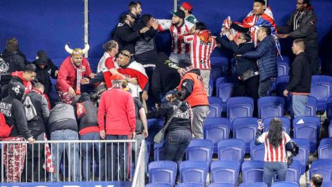 La pelea entre aficionados de Chivas y Red Bulls.  KENA BETANCUR/AFP/Getty Images