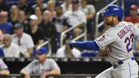 El mexicano Adrián González llevó a la victoria a los New York Mets frente a los Miami Marlins. (Foto: Eric Espada/Getty Images)