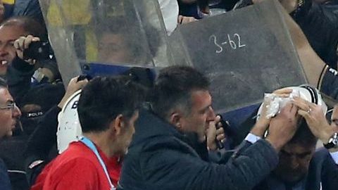 Senol Gunes fue agredido en campo de Fenerbahce. STRINGER/AFP/Getty Images