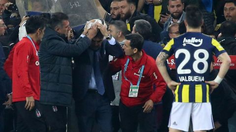 Senol Gunes fue agredido en campo de Fenerbahce. STRINGER/AFP/Getty Images