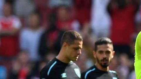 Joe Hart y el Chicharito se lamentan tras la derrota del West Ham United a manos del Arsenal.  (Foto: Shaun Botterill/Getty Images)