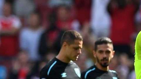 Joe Hart y el Chicharito se lamentan tras la derrota del West Ham United a manos del Arsenal.  (Foto: Shaun Botterill/Getty Images)