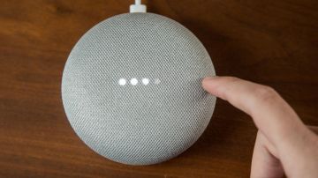 La bocina inteligente Google Home Mini.
