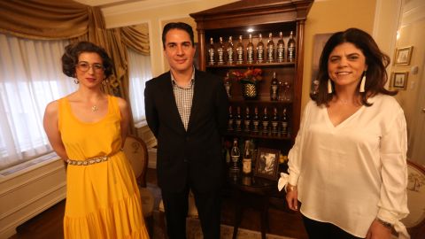 Roberto Ramírez, director de mercadeo de rones, Bacardi. Paola Arechabala Consuegra, hija de Ramon y Amparo Arechabala y Vanessa García, escritora de la obra Amparo.(vestido amarillo)
