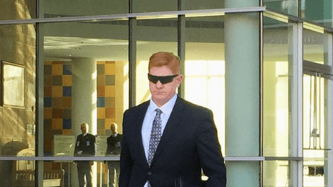 Lonnie Swartz no recuerda que disparó 16 veces en 34 segundos, que cambió de posición al menos una vez y que recargó su arma para seguir.
