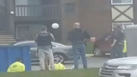 Una mujer que vive frente a la contrucción tomó fotografías del operativo.
