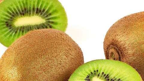 El kiwi es una fuente natural de vitamina C que te ayuda a disminuir el estrés.