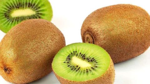 El kiwi es una fuente natural de vitamina C que te ayuda a disminuir el estrés.
