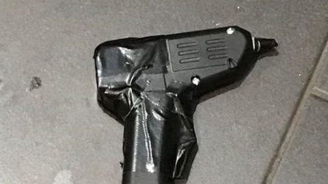 El sospechoso aparentemente cometió varios robos con esta arma falsa