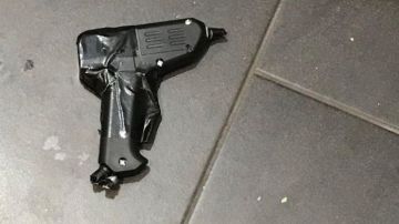 El sospechoso aparentemente cometió varios robos con esta arma falsa