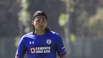 Carlos "Gullit" Peña fue sorprendido comprando un "six" de cervezas, después del entrenamiento de Cruz Azul