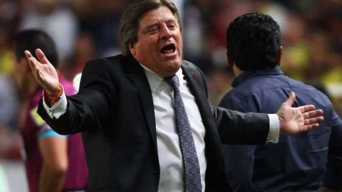 Miguel Herrera, director técnico de América, se curó en salud antes de jugar la vuelta contra Toronto. (Foto: Imago7/German Treviño)