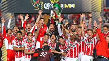 Jugadores de Necaxa en festejo con el trofeo de campeon de la Copa Corona MX del Clausura 2018. (Foto: Imago7/Jorge Barajas)