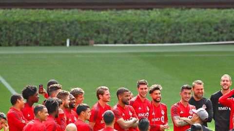 Jugadores y cuerpo técnico de Toronto FC oran por las víctimas de un atropellamiento masivo en su ciudad en la cancha del Estadio Akron de Guadalajara. (Foto: Imago7/Jorge Barajas)