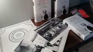 Display del nuevo libro de María Dueñas en el acto de presentación.