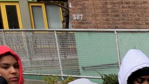Una de los puntos para votar en las viviendas de NYCHA de la calle 25