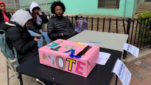 Una de los puntos para votar en las viviendas de NYCHA de la calle 25