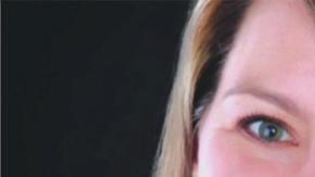 Jennifer Riordan iba sentada junto al ala donde explotó el motor