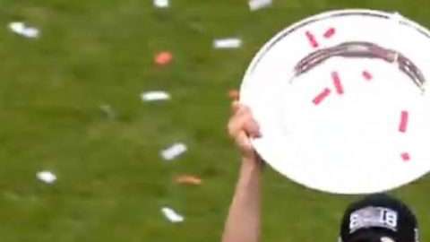 El mexicano Hirving 'Chucky' Lozano con el trofeo de la Eredivisie ganado con el PSV Eindhoven.