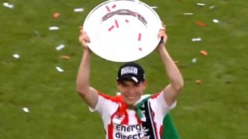El mexicano Hirving 'Chucky' Lozano con el trofeo de la Eredivisie ganado con el PSV Eindhoven.