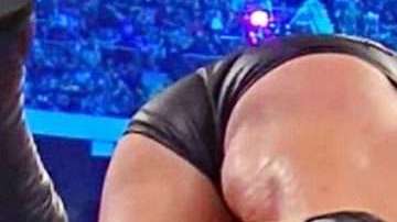 La ex campeona de UFC,. Ronda Rousey conquistó a la afición, se vengó de Stephanie McMahon y, de paso, apaleó a Triple H.