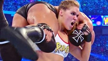 La ex campeona de UFC,. Ronda Rousey conquistó a la afición, se vengó de Stephanie McMahon y, de paso, apaleó a Triple H.