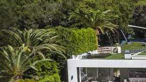 Esta enorme mansión de Bel Air de 38,000 pies cuadrados fue construida por el desarrollador Bruce Makowsky.