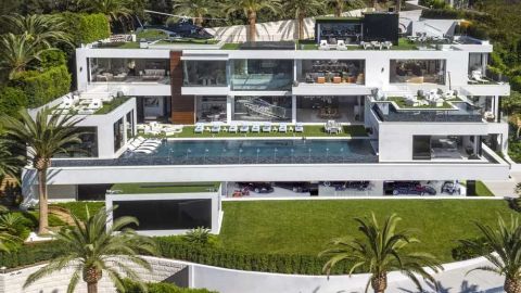 Esta enorme mansión de Bel Air de 38,000 pies cuadrados fue construida por el desarrollador Bruce Makowsky.