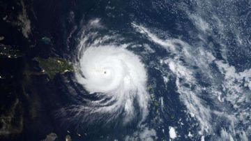 Imagen satelital de la NASA en momentos en que el huracán María azotaba a la isla el 20 de septiembre de 2017.