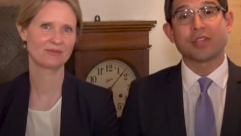 Cynthia Nixon y Carlos Menchaca anunciaron en un video el apoyo.