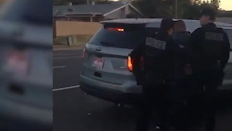 El hijo del indocumentado grabó la intervención de ICE.