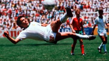 La acrobacia de Negrete durante el gol ante Bulgaria en 1986.