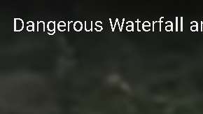 La impresionante cascada cruza la carretera en Nepal.