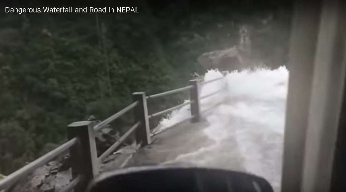 La impresionante cascada cruza la carretera en Nepal.