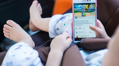 Algunos canales de niños son los más populares de YouTube./Shutterstock