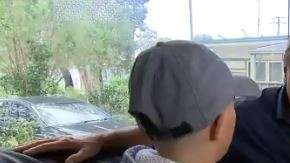 Para llevar a cabo su plan, el niño engañó a su abuela para que le diera su pasaporte y, con las tarjetas de su madre y su padre, compró un vuelo Sidney.